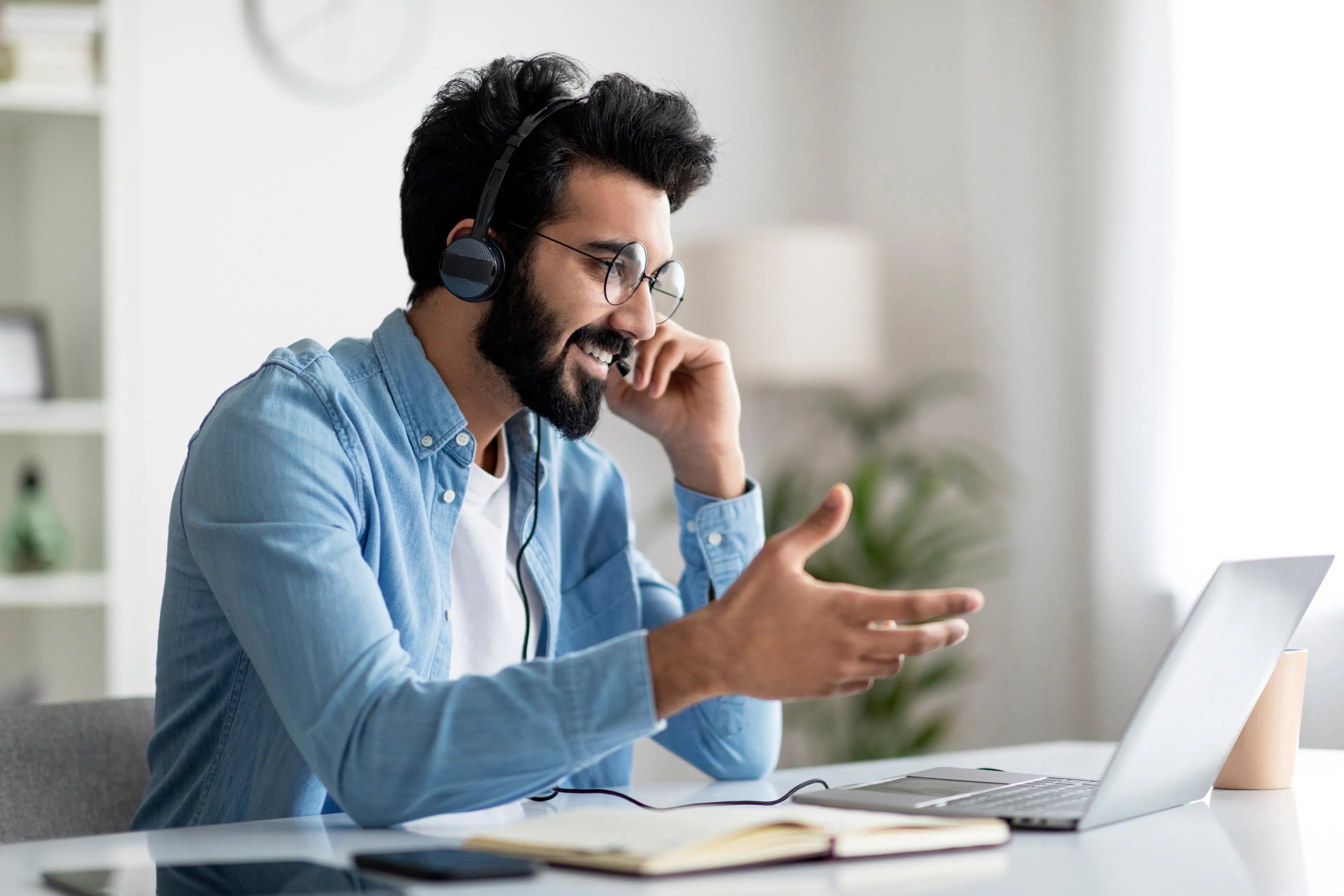 Talent im Onboarding-Gespräch mit Headset am Laptop