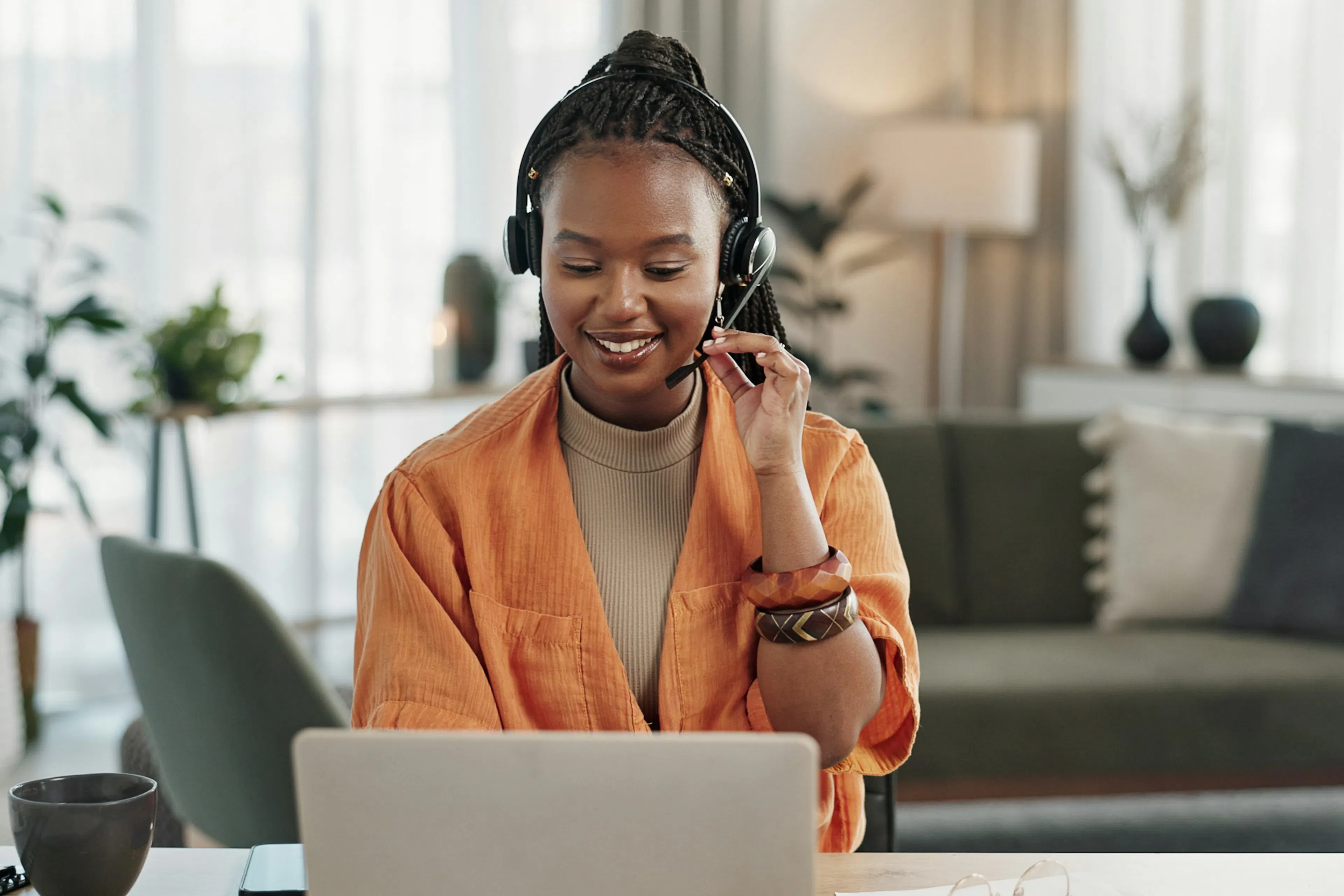 Freelancer working from home on a laptop – yoummday