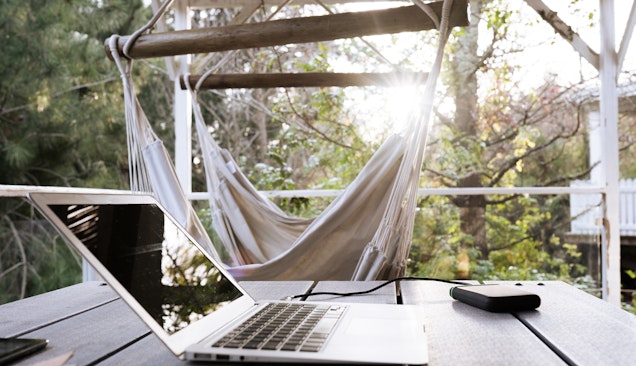 Gerade als Freelancer:in ist auch mal eine Auszeit wichtig – ansonsten kann es schnell zu Produktivitätseinbußen kommen