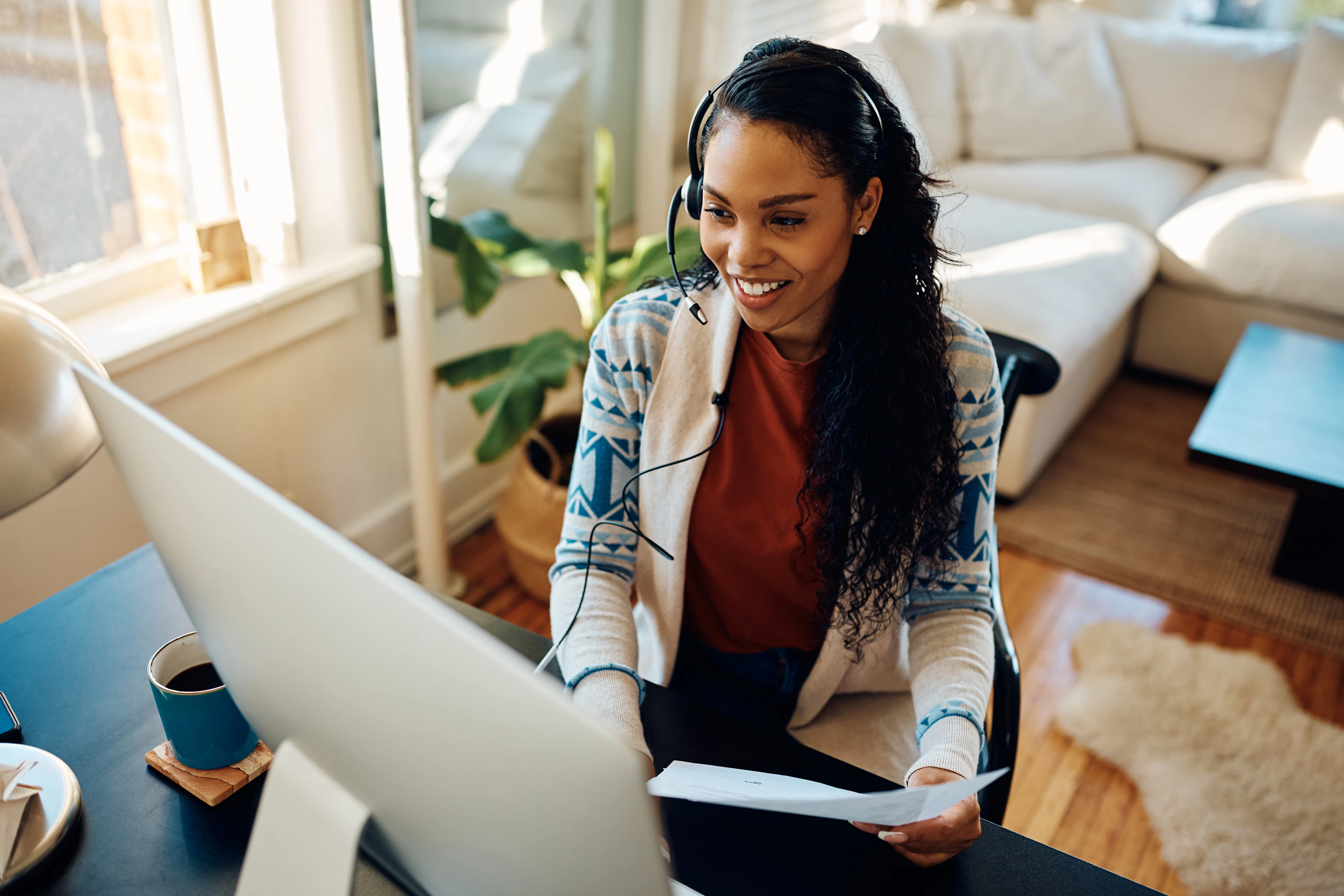 Talent mit Headset arbeitet im Homeoffice am eigenen Arbeitsplatz